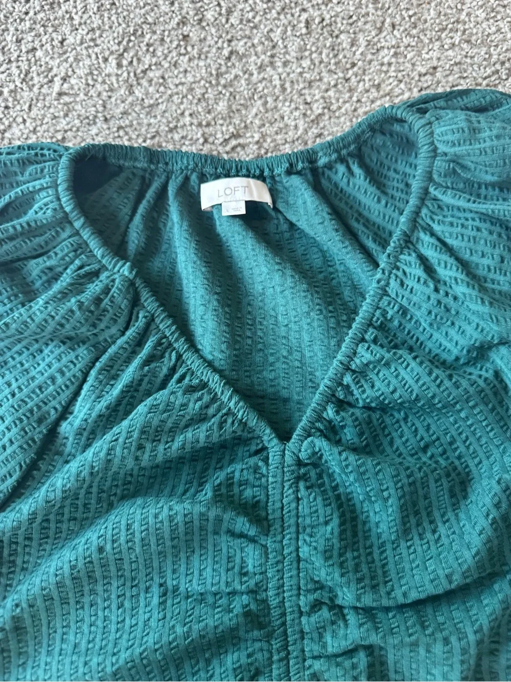 LOFT Women’s Green Textured Ruched Puff Sleeve V-Neck Blouse Size L